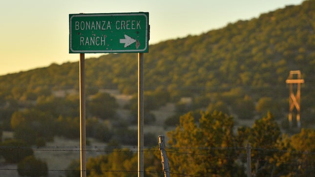 Ein Schild, das zur Bonanza Creek Ranch zeigt, wo die Schießerei in Rust stattfand